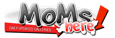 Logo Moms Here